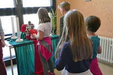 Kinderkarfreitagsliturgie im Gemeindezentrum (Foto: Karl-Franz Thiede)